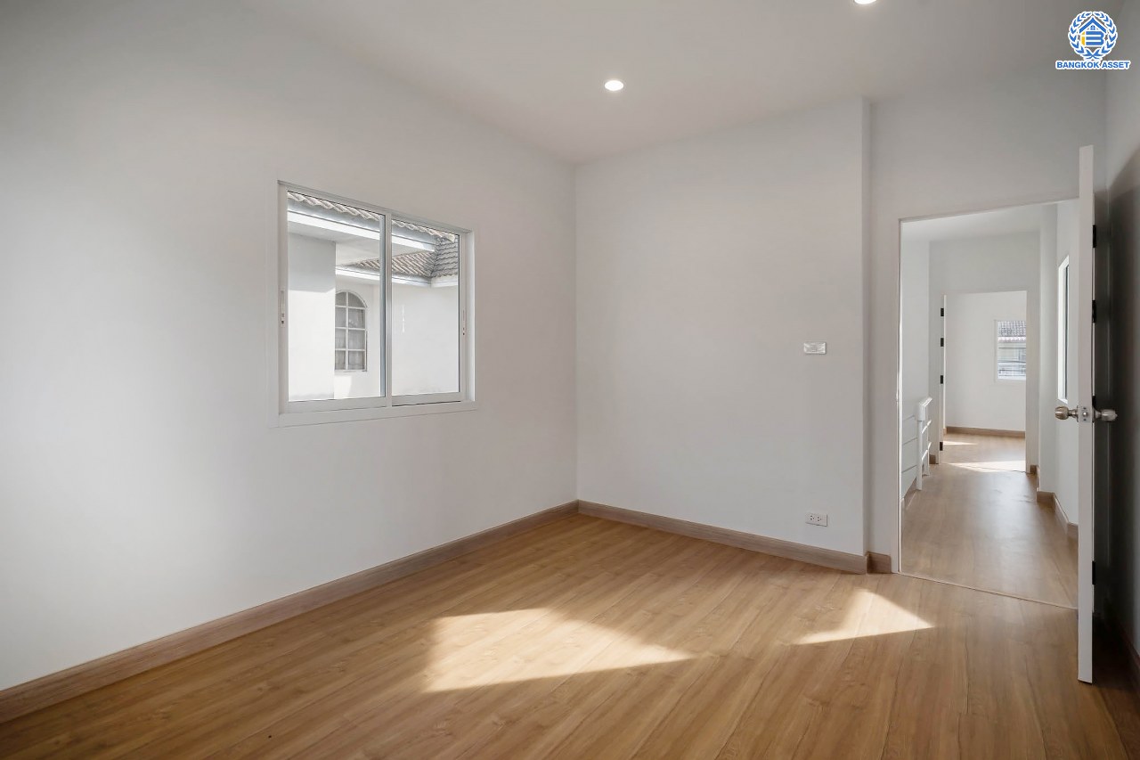 บ้านมือสองตกแต่งใหม่ โครงการ เศรณีลากูน วัดลาดปลาดุก หลังมุม ตอบโจทย์ทุกการใช้ชีวิต เนื้อที่ 59.9 ตร.ว. ฟังก์ชัน 3 ห้องนอน 3 ห้องน้ำ ทำเลเดินทางง่าย สะดวกสบายใกล้รถไฟฟ้าสายสีม่วง "สถานีคลองบางไผ่" ทางด่วน "กาญจนาภิเษก" และห้างสรรพสินค้าเซ็นทรัลเวสต์เกต